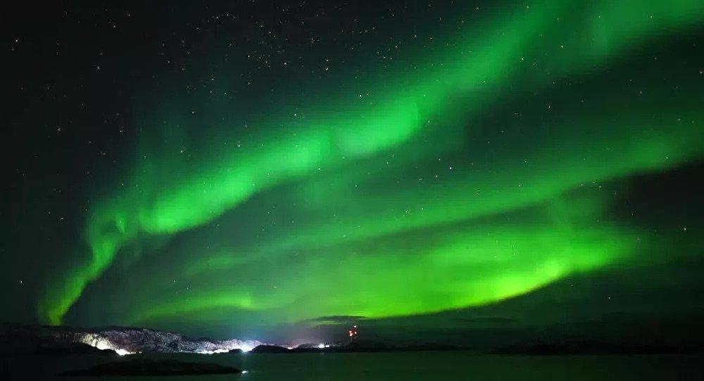Μαγικό θέαμα: Το Βόρειο Σέλας έβαψε τη νύχτα πράσινη πάνω από το Μούρμανσκ