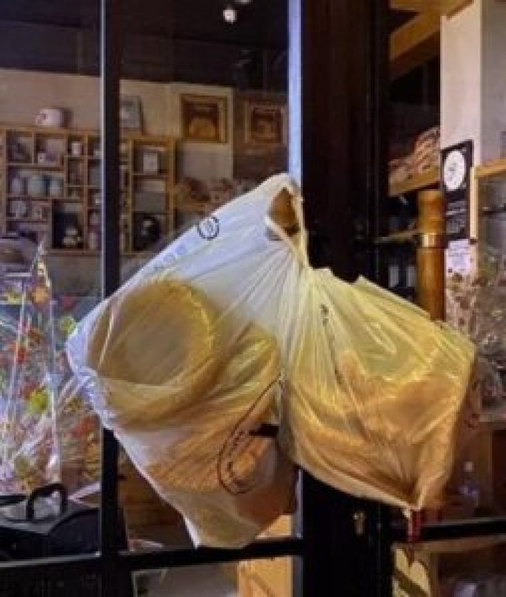 Ιδιοκτήτης φούρνου αφήνει ότι δεν πούλησε στην πόρτα του
