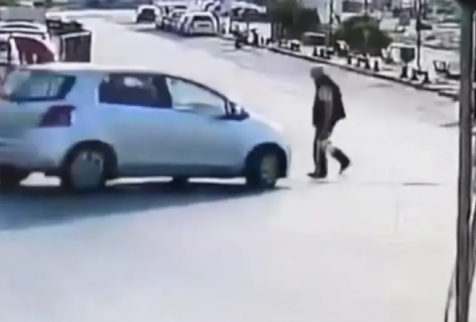 Η σοκαριστική στιγμή που αυτοκίνητο παρασέρνει πεζό στο λιμάνι της Αλεξανδρούπολης