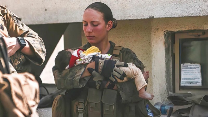 Γυναίκα πεζοναύτης στο Αφγανιστάν κρατά στην αγκαλιά της μωρό λίγο πριν πεθάνει