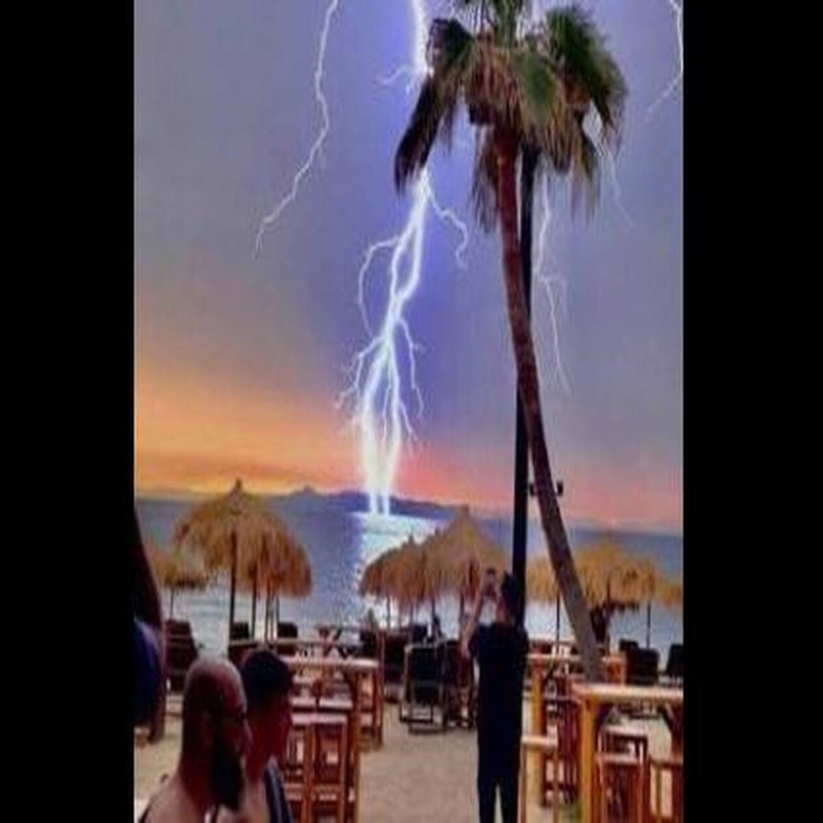 Καταιγίδα στην Αθήνα: Η τρομερή στιγμή που κεραυνός χτυπά τη θάλασσα μπροστά σε κόσμο σε beach bar