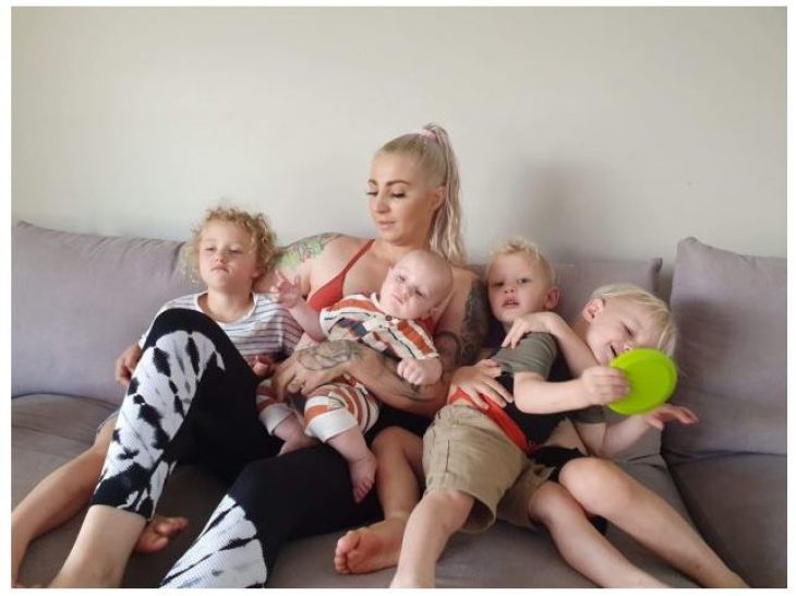 Γυναίκα ξυπνάει κάθε μέρα στις 4:30 το πρωί για να φτιάξει πρωινό στον άντρα της
