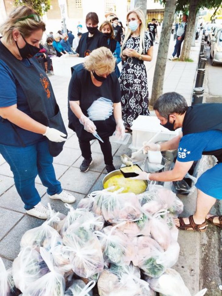 Κυριακή Φράγκου: Η σύγχρονη μητέρα Τερέζα που μαγειρεύει για τους άστεγους της Θεσσαλονίκης
