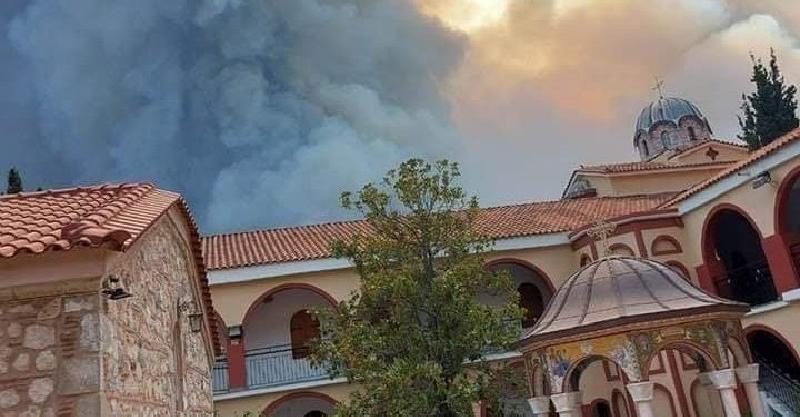 Η φωτιά κύκλωσε το μοναστήρι του Οσίου Δαυίδ  αλλά δεν το «άγγιξε»