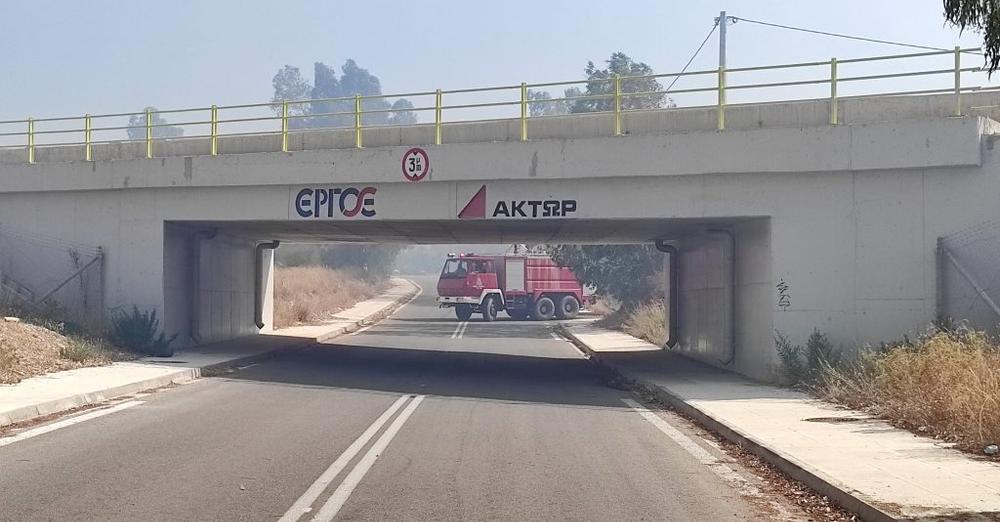 Ελληνική ντροπή: Δεν χωρούσαν τα πυροσβεστικά να περάσουν κάτω από τη γέφυρα