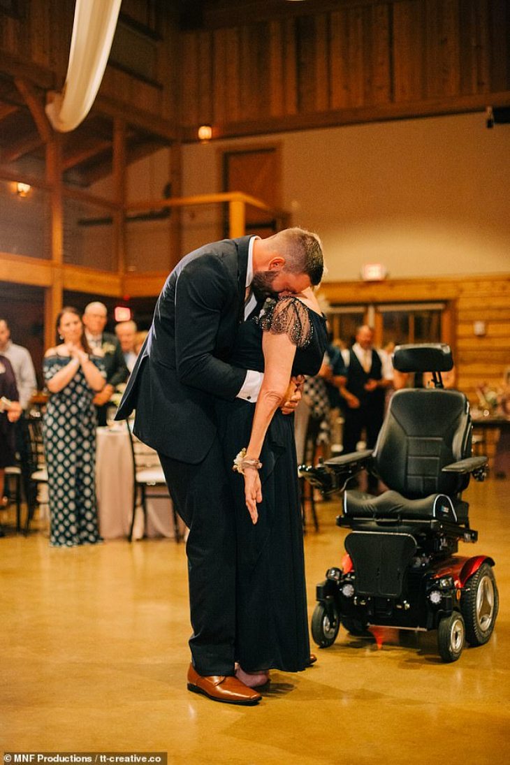 Γιος χόρεψε με την παράλυτη μαμά του στον γάμο του
