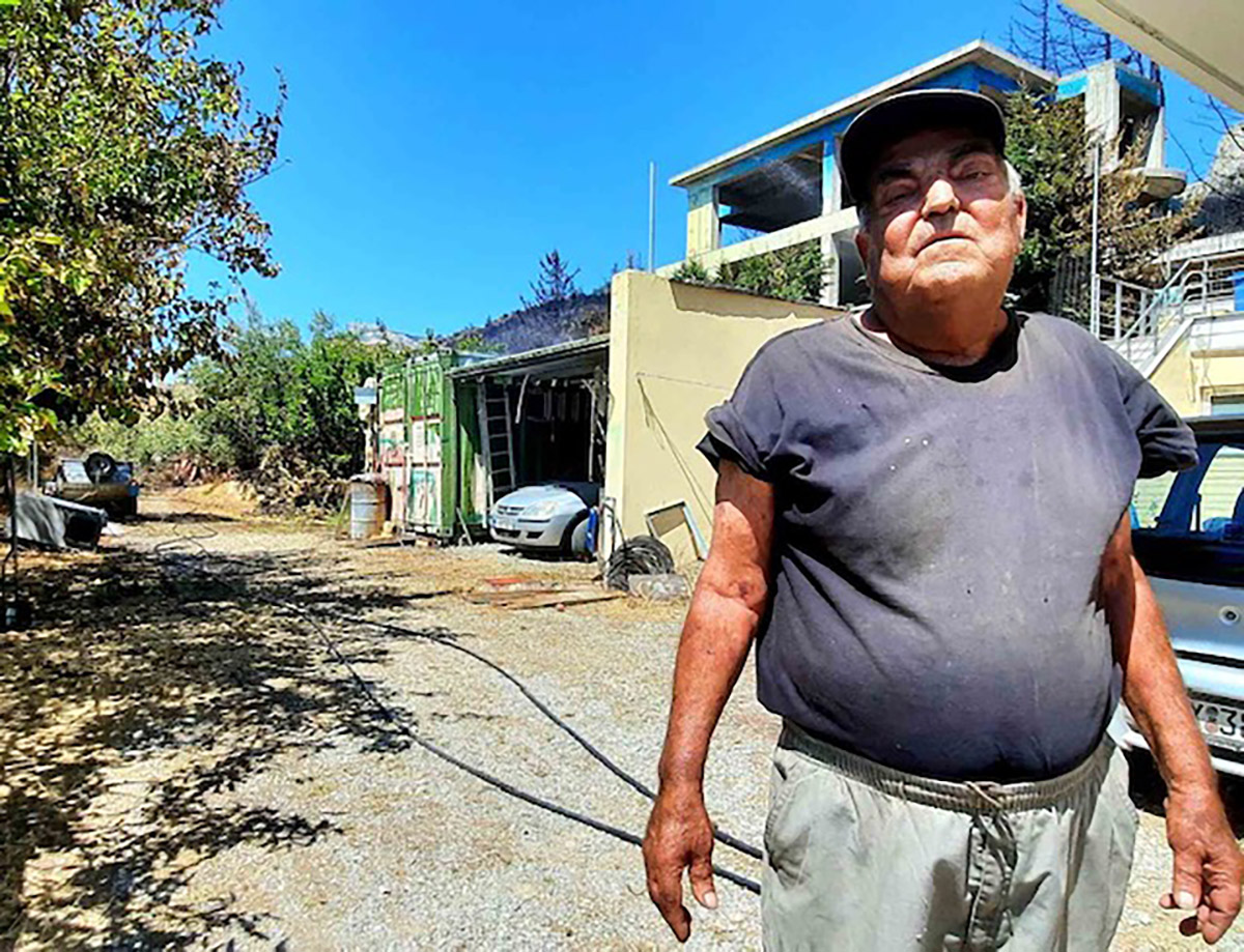 80χρονος άντρας έμεινε πίσω κρυφά και έσωσε μόνος του το σπίτι του στη φωτιά της Βαρυμπόμπης