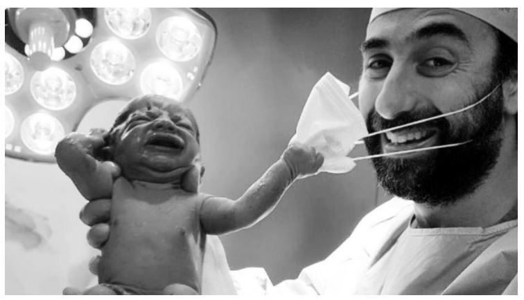 Το σύμβολο της ελπίδας: Νεογέννητο μωράκι αφαιρεί τη μάσκα γιατρού