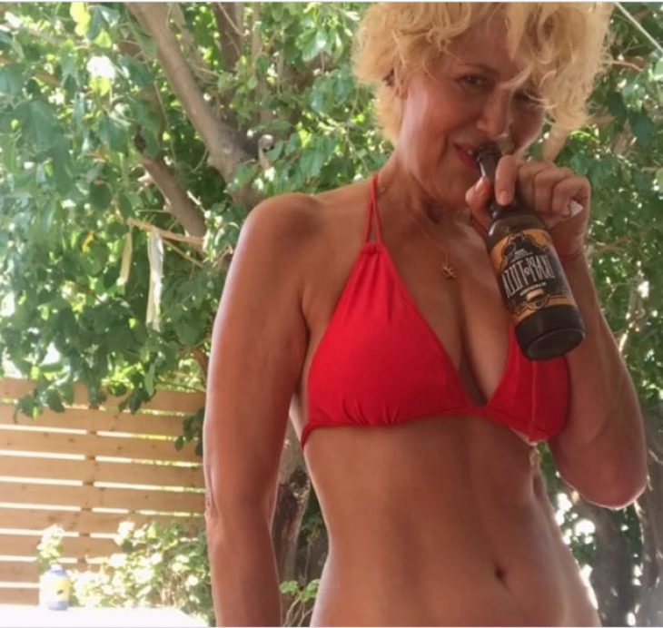 Κωνσταντίνα Μιχαήλ: Με μπικίνι στα 54 της καλύτερη και από 20αρα