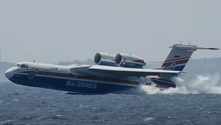 Ξεπερνάει τα όρια της φυσικής: Το Beriev Be-200 πέφτει στη θάλασσα και το νερό σχίζεται στα δυο