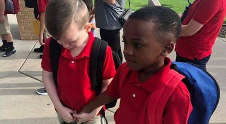 Συγκινητική ιστορία: 8χρονος παρηγορεί συνομήλικο του με αυτισμό την πρώτη μέρα του σχολείου