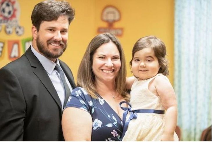 Κορίτσι που νίκησε τον καρκίνο έγινε παρανυφάκι στον γάμο της δότριας μυελού των οστών της
