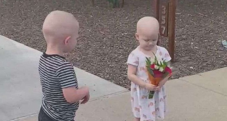 Φιλαράκια 3 ετών που έδιναν ταυτόχρονη μάχη με τον καρκίνο συναντιούνται ξανά