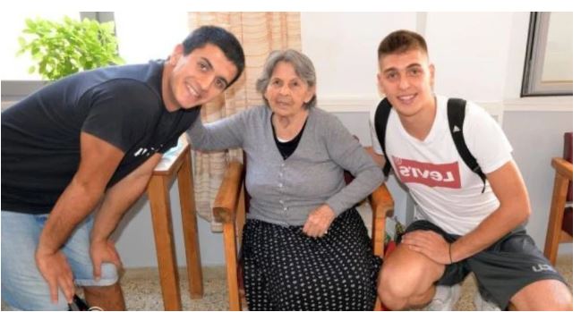 Ελληνόπουλα μαθητές «υιοθετούν» ηλικιωμένους από γηροκομεία, σε μια δράση που συγκινεί όλη τη χώρα