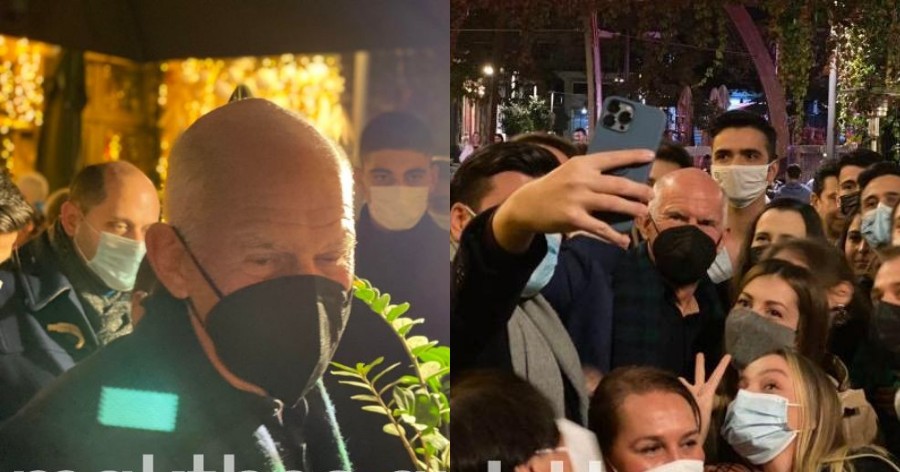 Γιώργος Παπανδρέου: Selfies, ποτό και συζήτηση με νέους στη Θεσσαλονίκη