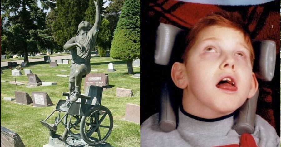 Το αγόρι στο αμαξίδιο: Μία ιστορία θρήνου, αλλά και ελπίδας πίσω από το άγαλμα