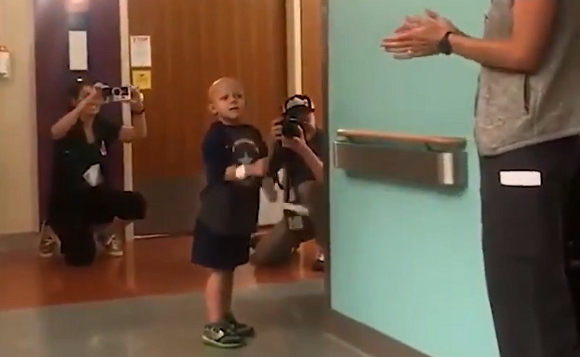 Με χειροκροτήματα βγήκε από το νοσοκομείο ο τετράχρονος Τζόσουα που νίκησε τον καρκίνο