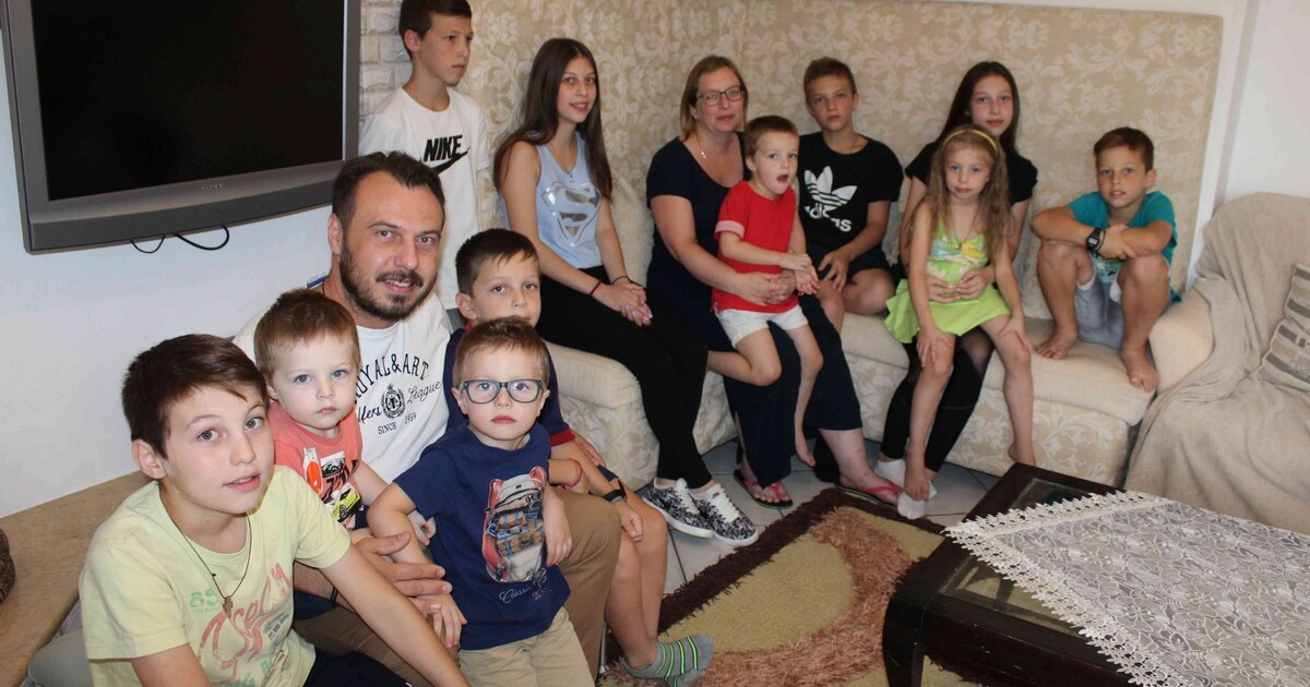 Έξι λίτρα γάλα και πέντε ψωμιά καθημερινά: Η ζωή μιας οικογένειας με 11 παιδιά στη Θεσσαλονίκη