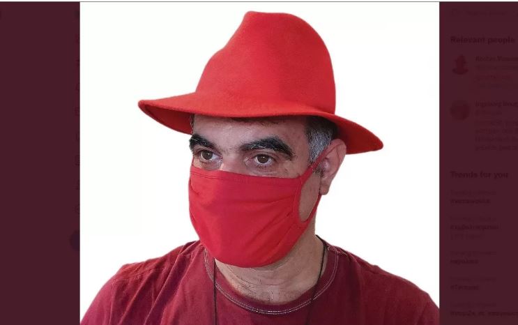 Κώστας Βαξεβάνης: Έβαλε κόκκινο καπέλο και κόκκινη μάσκα και δηλώνει υποστήριξη στην Ολλανδή δημοσιογράφο
