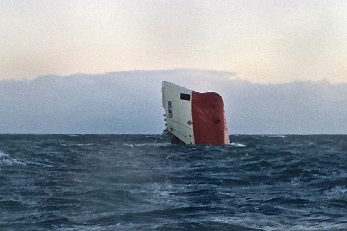 Αληθινό περιστατικό: Φορτηγό πλοίο μεταφοράς τσιμέντου ανατράπηκε – Όλο το πλήρωμα χάθηκε