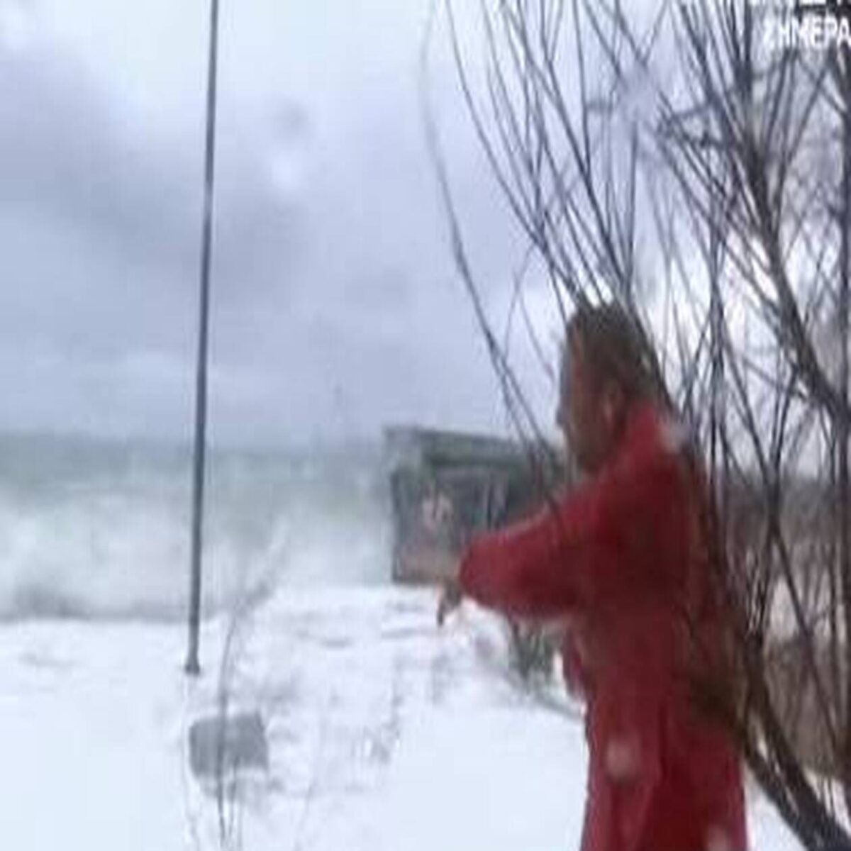 Κύματα στον Φλοίσβο παρέσυραν ρεπόρτερ – Διέκοψε για διαφημίσεις ο Νίκος Μάνεσης