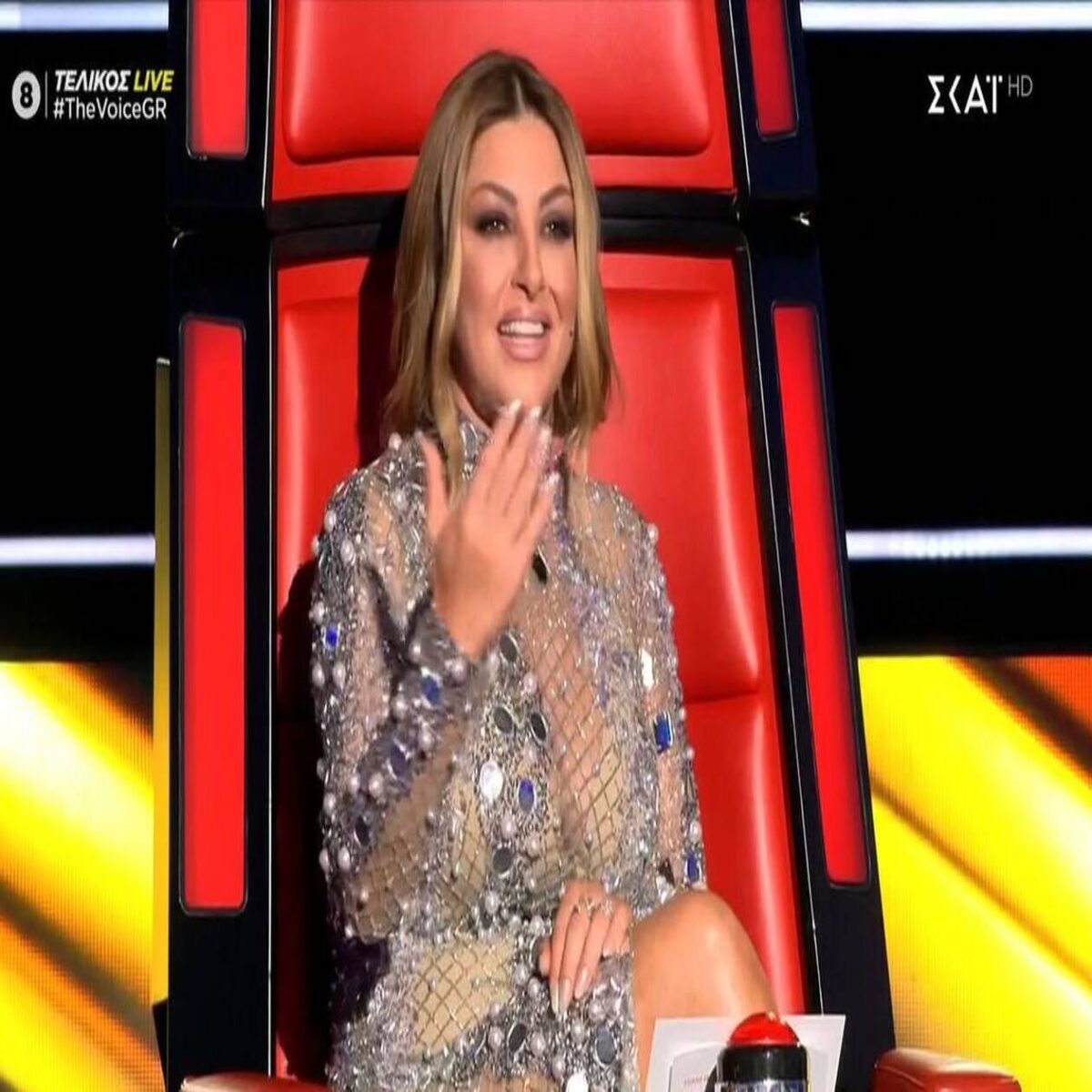 Η εντυπωσιακή Έλενα Παπαρίζου έβαλε «φωτιά» στον τελικό του The Voice με την εμφάνιση της