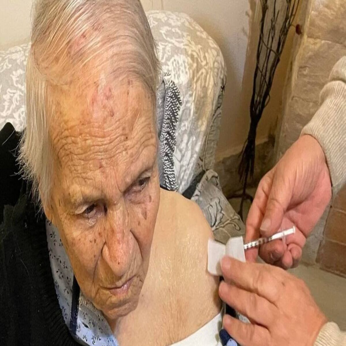 Κορονοϊός: Έκανε το εμβόλιο γιαγιά 106 ετών στον Βόλο