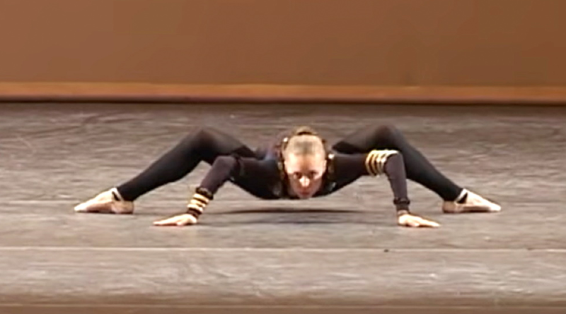 Ο χορός της αράχνης: 13χρονη μπαλαρίνα προκαλεί παγκόσμιο θαυμασμό με τη χορογραφία της