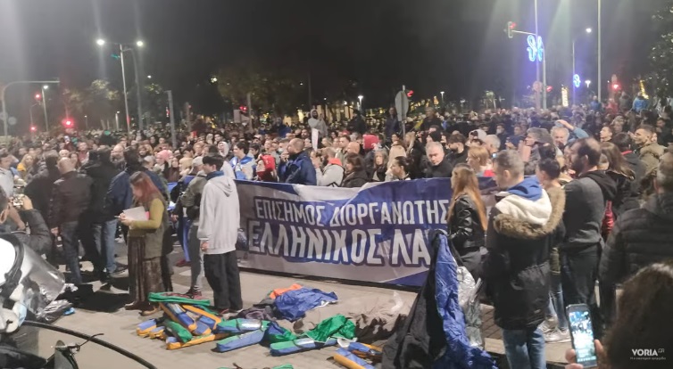 Χιλιάδες πολίτες στους δρόμους στη Θεσσαλονίκη – Κατασκηνώνουν έξω από το δημαρχείο