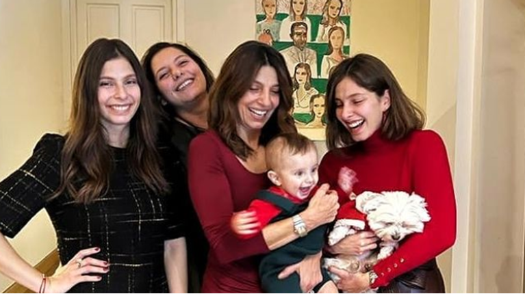 Πόπη Τσαπανίδου: Ευτυχισμένη με τις κόρες της και τον εγγονό της