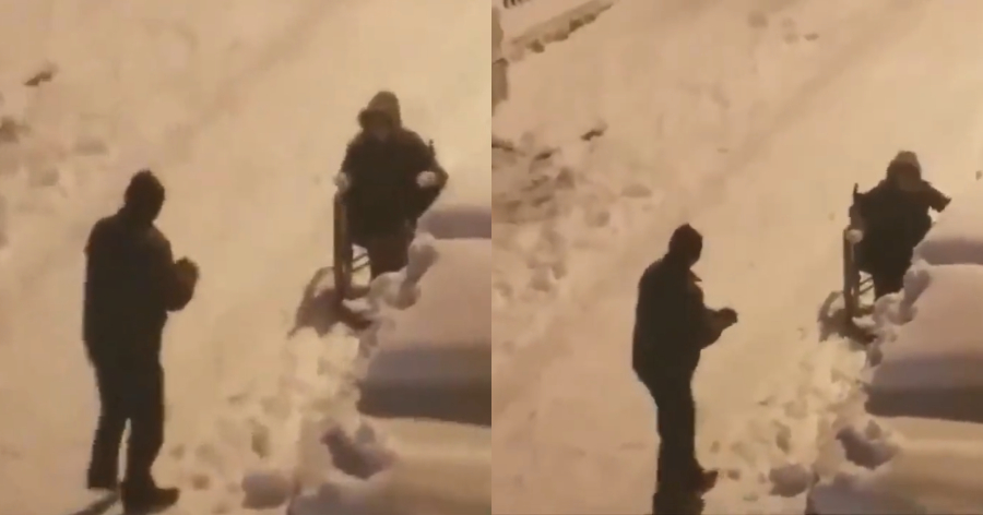 Μάθημα ζωής: Πατέρας παίζει στο χιόνι με τον γιο του που είναι σε αναπηρικό καροτσάκι και δείχνει τι θα πει αγάπη