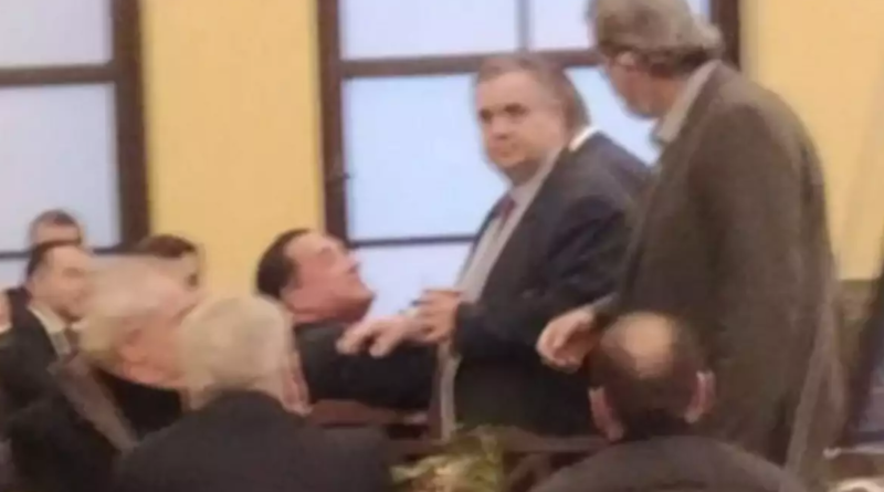 Η στιγμή που Άδωνις Γεωργιάδης και Παύλος Πολάκης θα πιάνονταν στα χέρια στο εντευκτήριο της Βουλής