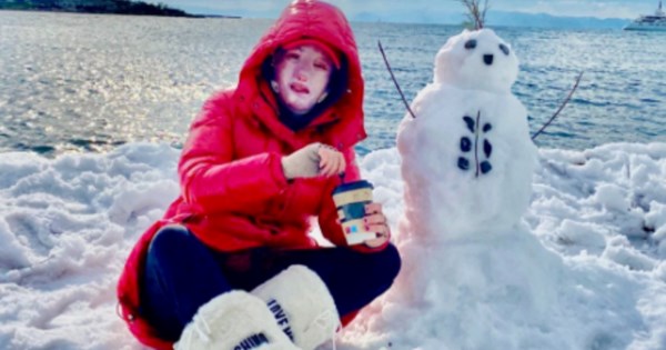 Συγκίνηση για τη μαχήτρια: Η Ιωάννα Παλιοσπύρου απολαμβάνει το χιονισμένο τοπίο και φτιάχνει χιονάνθρωπο