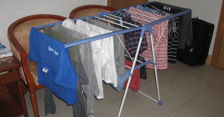 Στέγνωμα ρούχων: Ποιοι κίνδυνοι υπάρχουν, όταν στεγνώνετε τα ρούχα σας μέσα στο σπίτι