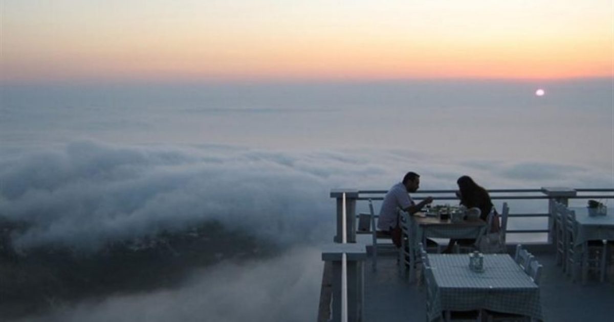 Σαν σκηνικό ταινίας: Το μοναδικό εστιατόριο της Ελλάδας όπου μπορείς να φας πάνω από τα σύννεφα!