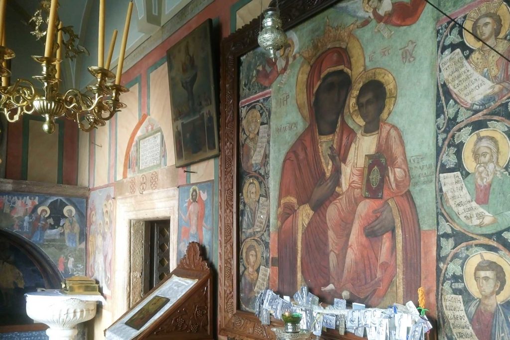 Θαύμα: Όταν ο Ιερέας εκφώνησε «Της Παναγίας αχράντου υπερευλογημένης Μαρίας…», ακούστηκε στον ναό μια κραυγή: «Χάθηκε η Παναγία»