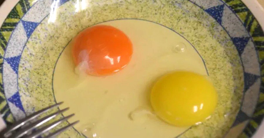 Τι σημαίνει αν ο κρόκος ενός αυγού είναι κίτρινος ή πορτοκαλί – Ποιος είναι ο πιο υγιεινός