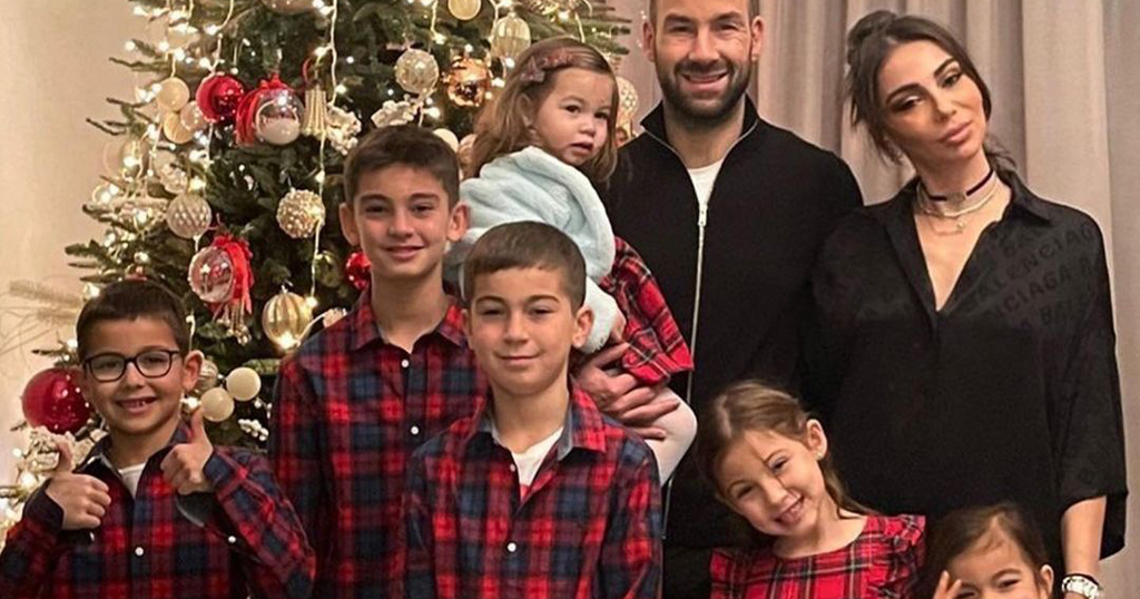 Βασίλης Σπανούλης – Ολυμπία Χοψονίδου: Με τα έξι παιδιά τους μπροστά από το χριστουγεννιάτικο δέντρο