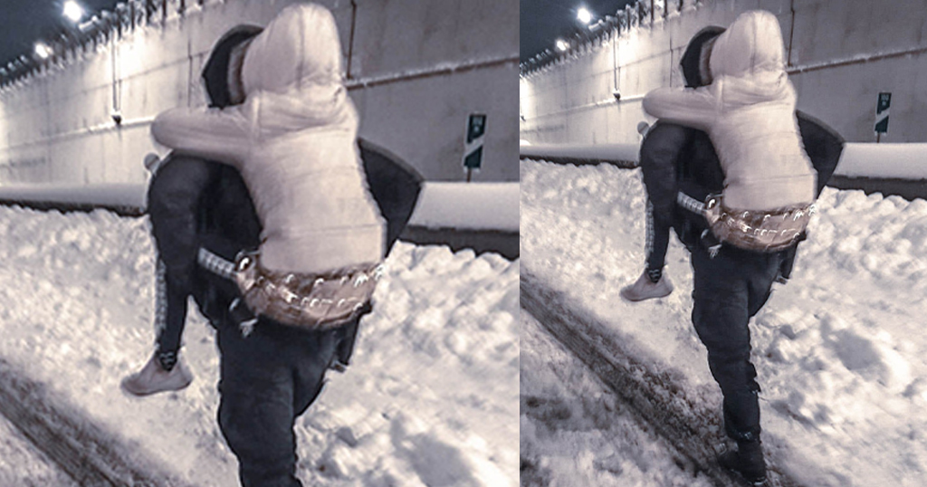 Συγκίνηση στην Αττική Οδό: Αστυνομικός κουβαλά στην πλάτη του παιδάκι για το απομακρύνει από τα χιόνια