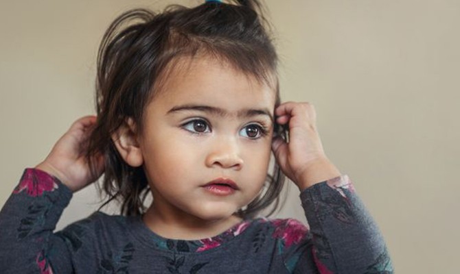 «Αναγκάζομαι να βγάζω τα φρύδια της 5χρονης κόρης μου για να μην την κοροϊδεύουν»