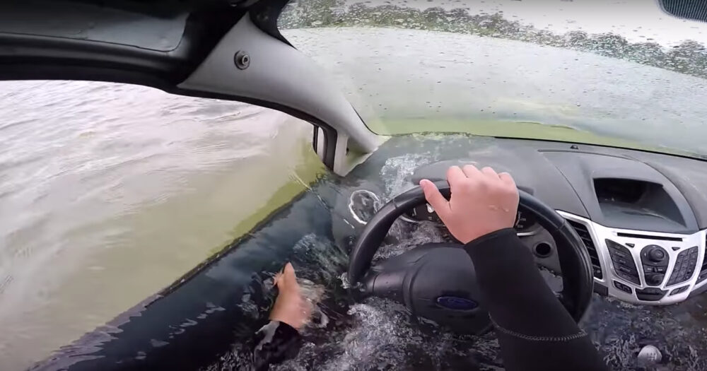 Θα σας σώσει τη ζωή: Πως να αποδράσεις από ένα αυτοκίνητο που βυθίζεται στο νερό