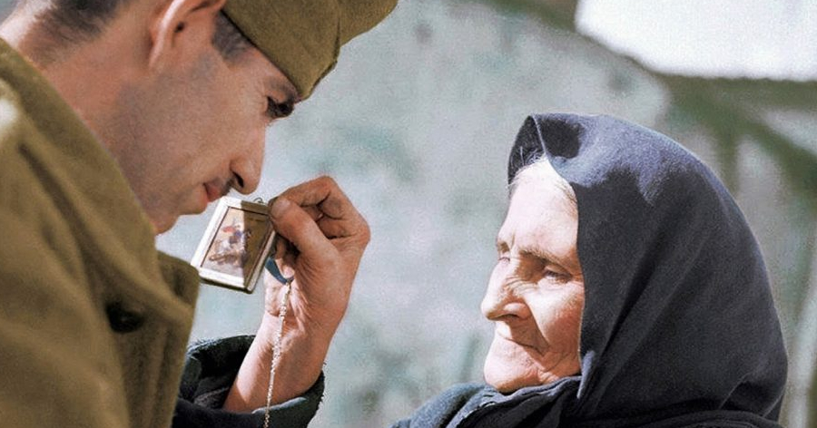 Ελληνίδα μάνα του 1940: H συγκλονιστική φωτογραφία που αποχαιρετά το παιδί της στον Ελληνοϊταλικό Πόλεμο