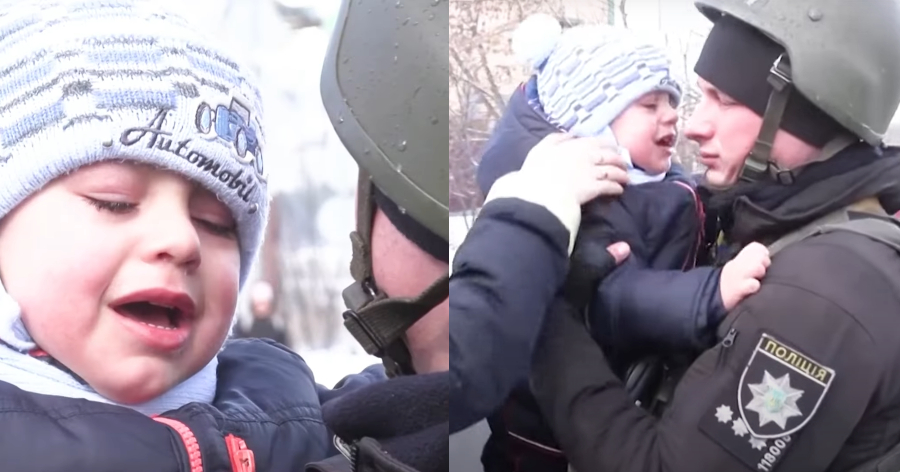 Πόλεμος στην Ουκρανία: Ραγίζει καρδιές η στιγμή που μικρό παιδί αποχαιρετάει τον πατέρα του που πάει να πολεμήσει