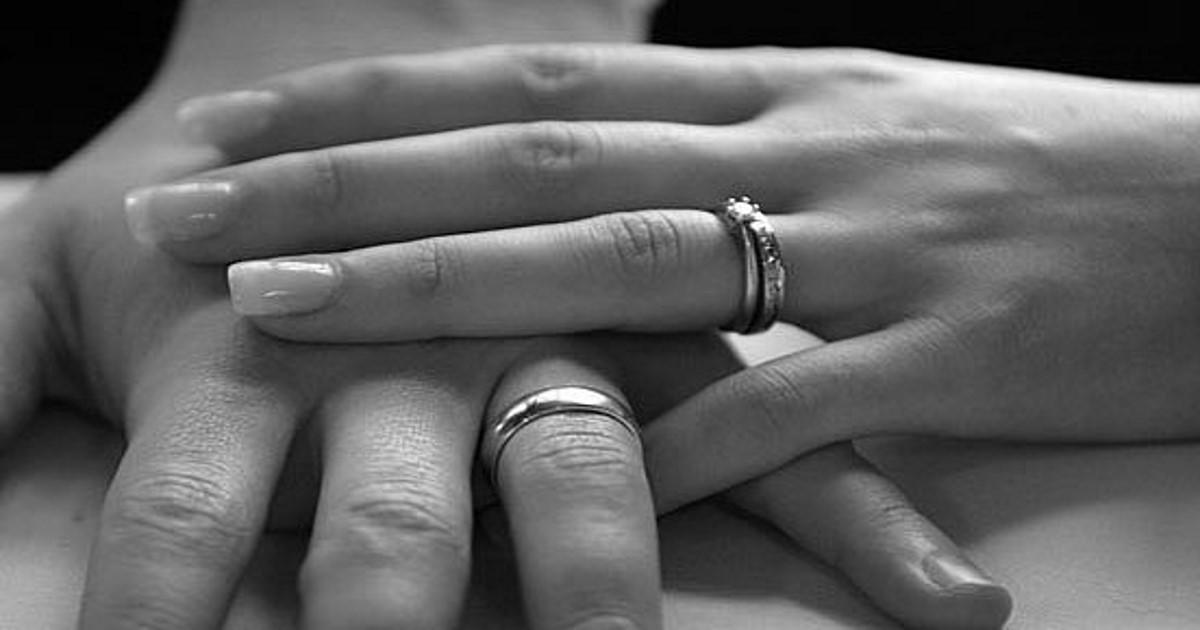 Αυτός είναι ο λόγος για τον οποίο φοράμε τη βέρα του γάμου στο τέταρτο δάκτυλο, τον παράμεσο