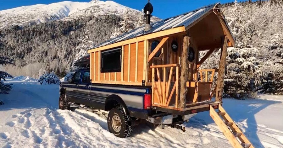 Άνδρας στην Αλάσκα μεταμόρφωσε το αγροτικό του σε κινητό σπίτι: Το εσωτερικό του έχει τα πάντα και δεν έχει να ζηλέψει τίποτα από ένα διαμέρισμα