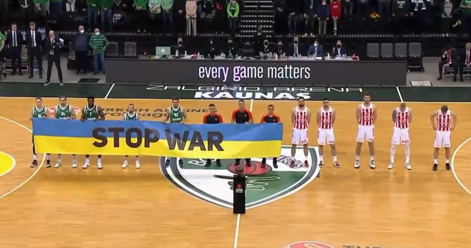 Αγώνας μπάσκετ: Οι παίκτες του Ερυθρού Αστέρα αρνήθηκαν να κρατήσουν πανό για την Ουκρανία