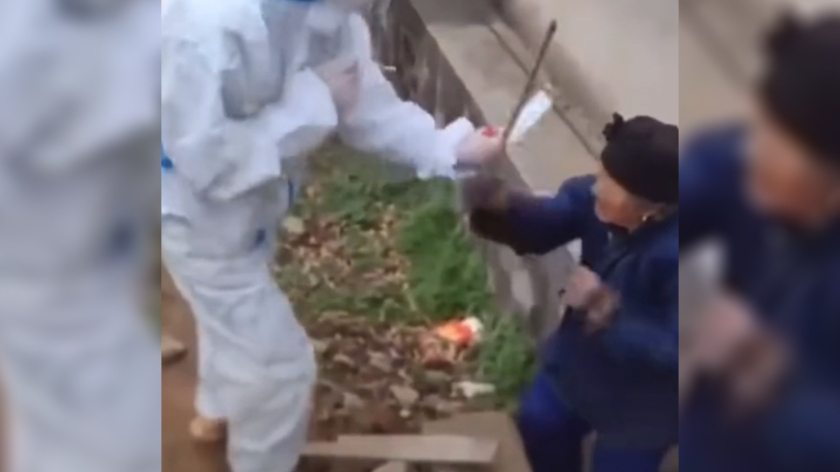 Κίνα: Γιαγιά χτυπάει με τη μαγκούρα άνδρα που την πλησιάζει για να της κάνει rapid test