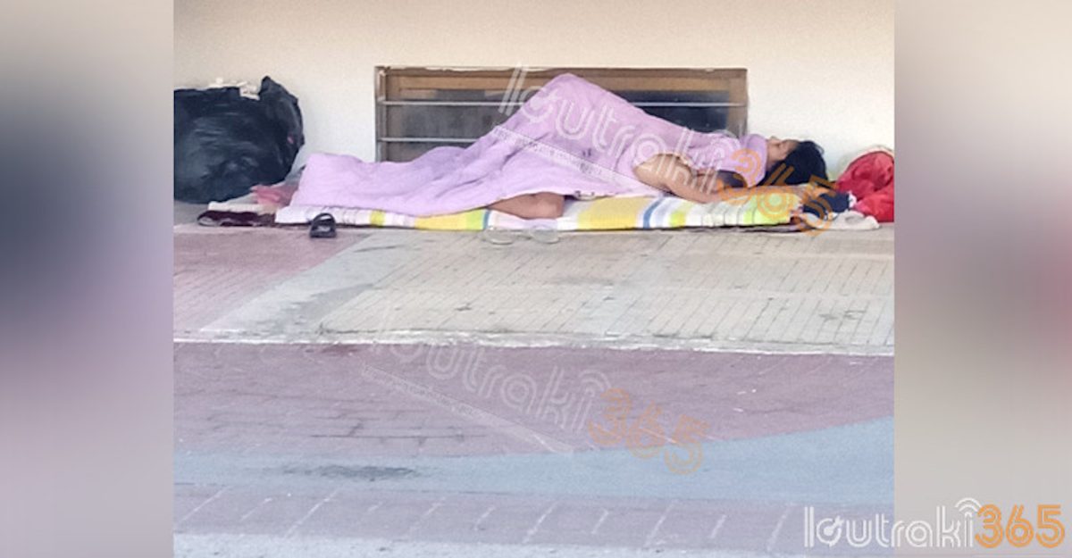 Εικόνα «γροθιά στο στομάχι» για τη χώρα μας: Άστεγη μητέρα κοιμάται με το παιδί της στο πεζοδρόμιο