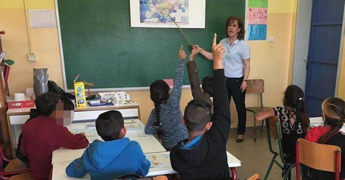 Δασκάλα περιγράφει πώς έκανε τα παιδιά Ρομά να αγαπήσουν το σχολείο: “Κλαίνε όταν τα παίρνουν για δουλειά”