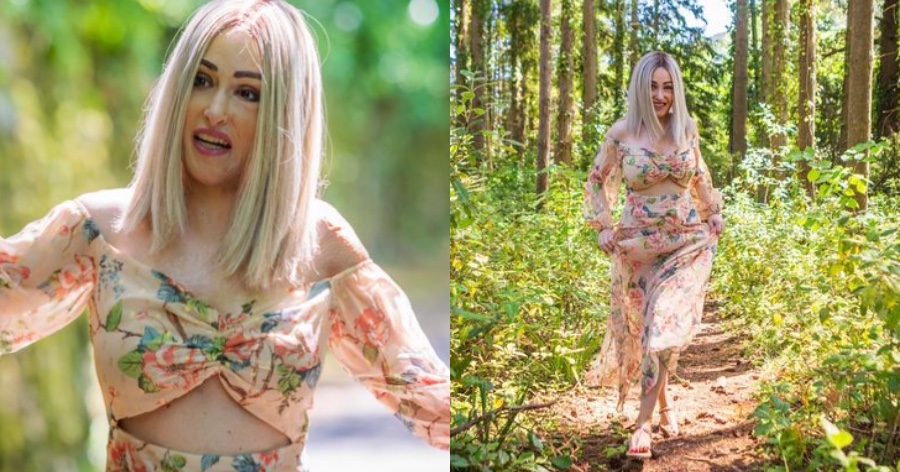 Ανέμελη ποστάρει φωτογραφίες με αέρινο φόρεμα στο δάσος η Ιωάννα Παλιοσπύρου